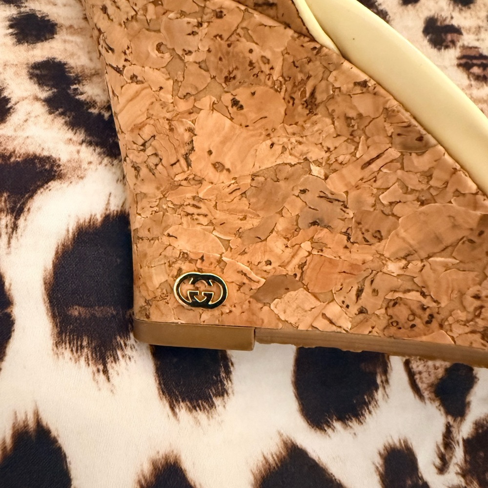Gucci Cream Patent Leather Cork Wedge Sandals with gold interlocking CC logo - Picture 6 of 8